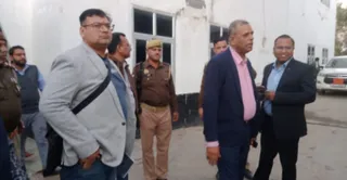 चेकिंग के बाद जिला सहकारी बैंक परिसर में जाने के लिए खड़े आयकर विभाग कानपुर के अधिकारी। जागरण