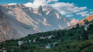 हिमाचल प्रदेश के जिला किन्नौर में स्थित शिपकी ला, इस पहाड़ी के दूसरी तरफ तिब्बत है।