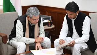 रेल मंत्री अश्विनी वैष्णव से मिले कांग्रेस सांसद दीपेंद्र हुड्डा।