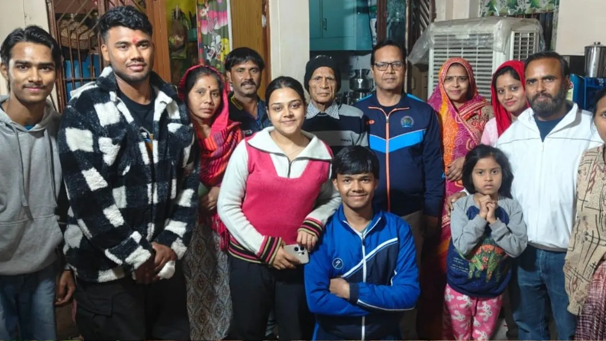 मां ने गहने बेच खरीदी क्रिकेट किट, बाबा की पेंशन से चला घर; CSK के 14 करोड़ के खिलाड़ी कार्तिक शर्मा की संघर्ष भरी कहानी
