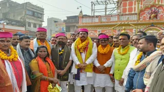 शिव मंदिर में कार्यकर्ताओं के साथ एवं मंदिर में पूजा करते संजय सरावगी सहित अन्य। जागरण