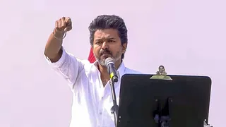 विजय ने गुरुवार को तमिलनाडु के इरोड जिले में एक रैली को संबोधित किया। (फोटो- पीटीआई)