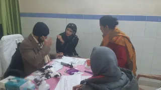 सिविल अस्पताल में मरीजों से जानकारी लेते ईएनटी डा.अनुभव अग्रवाल। जागरण