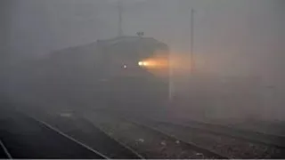 New Delhi-Prayagraj Train Running Status कोहरे की वजह से दिल्ली से आने वाली ट्रेनें प्रयागराज जंक्शन पर लेट पहुंच रही हैं।