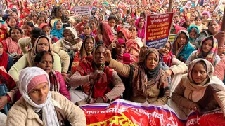 प्रयागराज के कलेक्ट्रेट पर नियमितीकरण की मांग को लेकर प्रदर्शन करतीं आशा कार्यकर्ताओं। जागरण