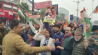 प्रयागराज में नेशनल हेराल्ड मामले पर भाजपा कार्यालय का घेराव करने जाते समय रास्ते में ही रोकती पुलिस। जागरण