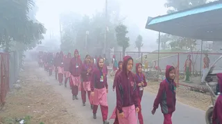 Prayagraj Weather प्रयागराज में गुरुवार की सुबह वातावरण में छाये घने कोहरे व गलत की वजह से स्कूली बच्चों को परेशानी हुई। जागरया
