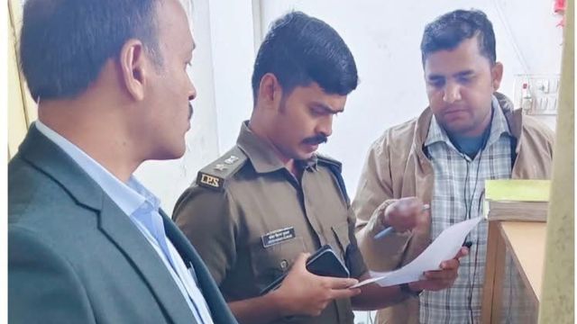 Muzaffarpur News: सकरा में 30 नॉन बैंकिंग और माइक्रोफाइनेंस कंपनियों पर छापेमारी, कागजातों की जांच शुरू
