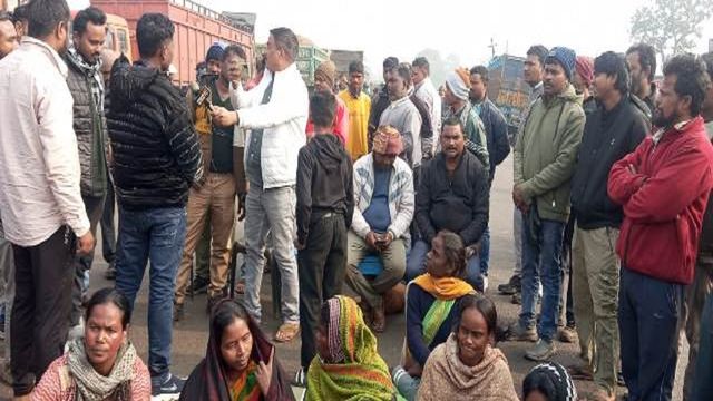 रामगढ़ में हाथियों का उत्पात; 7 घंटे सड़क जाम: दरवाजा तोड़ घर में घुसे, सूढ़ से उठाया और पटककर 4 को मार डाला
