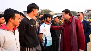 देहरादून के रायपुर में संचालित अग्निवीर भर्ती प्रशिक्षण केंद्र का निरीक्षण कर युवाओं से संवाद करते मुख्यमंत्री पुष्कर सिंह धामी।