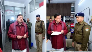 देहरादून स्थित डालनवाला पुलिस स्टेशन का औचक निरीक्षण करते मुख्यमंत्री पुष्कर सिंह धामी।
