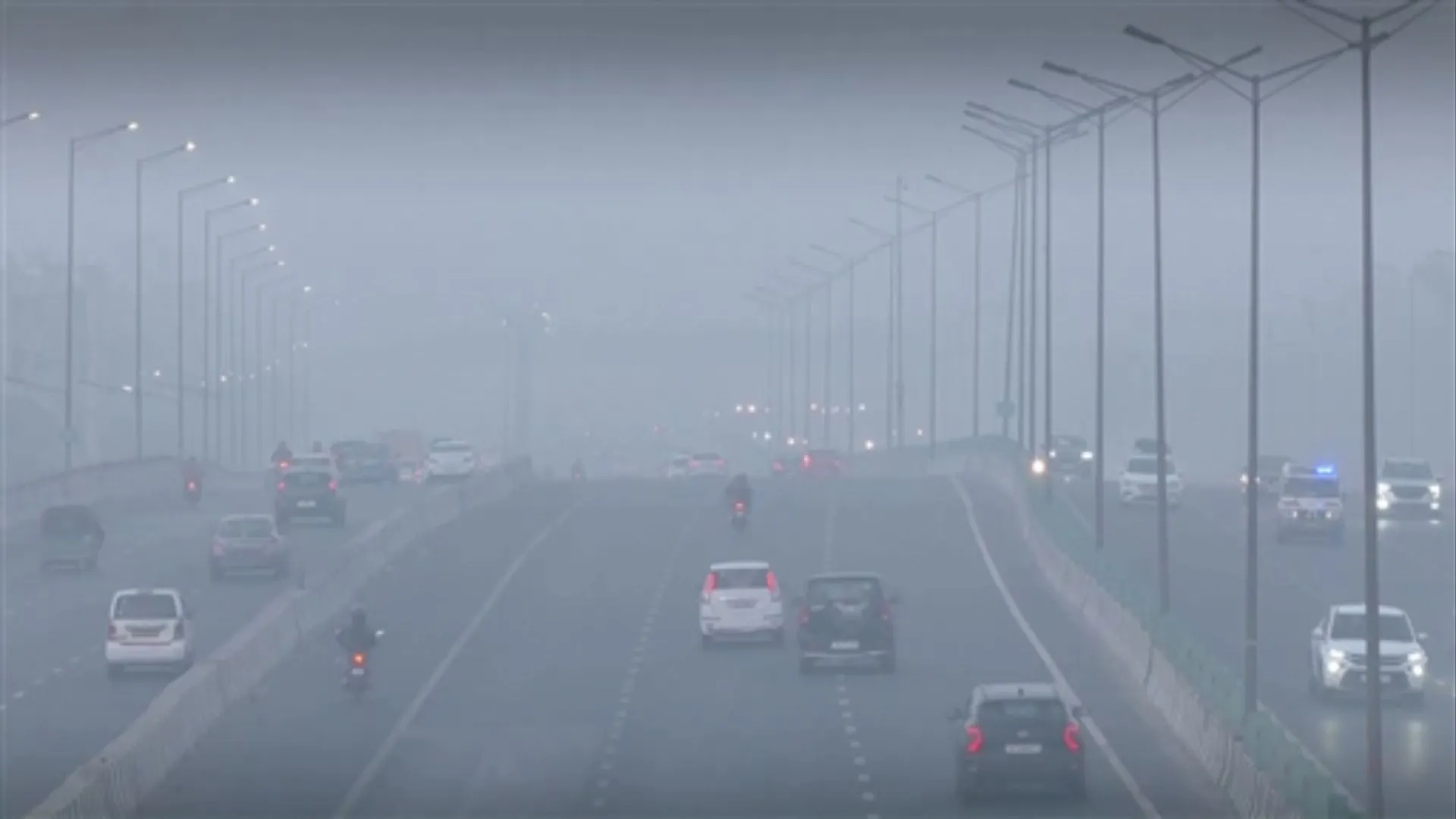 कोहरा और ठहरी हवा से बिगड़ी दिल्ली की हवा, स्मॉग ने ली राजधानी को चपेट में; एक दिन में 41 अंक बढ़ा AQI
