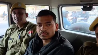 दिल्ली पुलिस भर्ती परीक्षा में पकड़ा गया 'हाईटेक' मुन्नाभाई (फोटो - स्क्रीनग्रैब सोशल मीडिया)