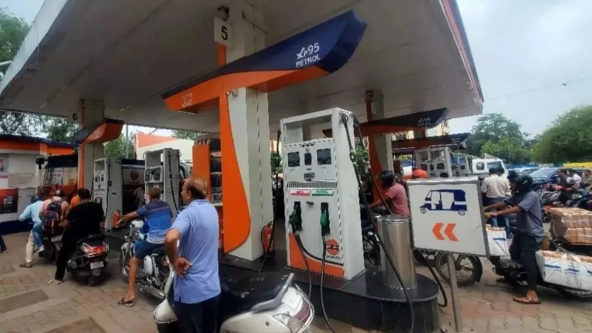 दिल्ली में 'नो PUC नो फ्यूल' अभियान: एक दिन में 31,197 PUC प्रमाणपत्र जारी, सेंटरों पर लगी लंबी कतारें