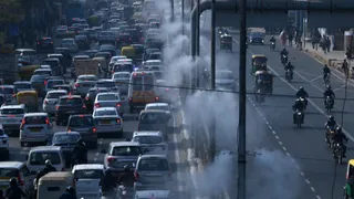 बढ़े वायु प्रदूषण में आइटीओ के समीप विकास मार्ग पर हो रहा मिस्ट स्प्रे । चंद्र प्रकाश मिश्र