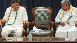 कर्नाटक में राजनीतिक घमासान जारी।