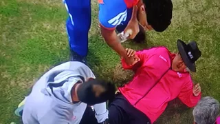 संजू के शॉट से चोटिल हुए अंपायर