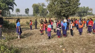 दो कमरों में चल रहा स्कूल
