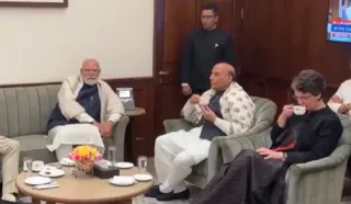 प्रियंका गांधी के एक किस्से ने प्रधानमंत्री राजनाथ सिंह को मुस्कुराने पर मजबूर कर दिया (फोटो सोर्स- सोशल मीडिया)
