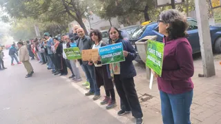 वन एवं पर्यावरण मंत्री राव नरबीर सिंह के सिविल लाइंस स्थित आवास के बाहर प्रदर्शन।