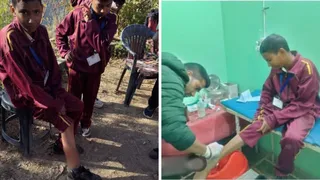 पोखरी में भालू के हमले में घायल छात्र जख्म दिखाता हुआ। वहीं, सीएचसी में उपचार करते स्वास्थ्य कर्मी।