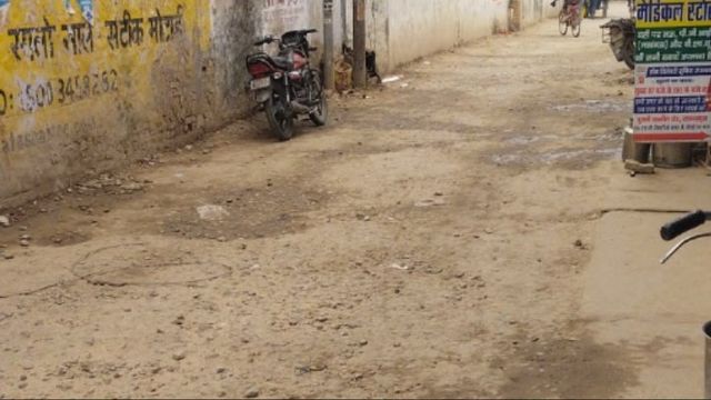यूपी में बनने के साथ ही सड़क की उखड़ गईं गिट्टियां, कमीशनखोरी के चक्कर में घटिया सामग्री का कर रहे प्रयोग
