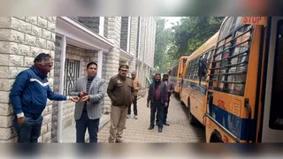 ड्राइवर को कोहरे से सुरक्षा के बारे में बताते परिवहन विभाग के अधिकारी