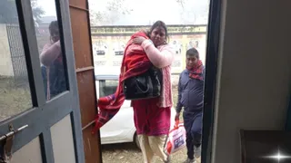 दुधॉमुंहे बच्चे को लेकर स्वास्थ्य केन्द्र पहुंचती सीएचओ श्यामोली रविदास। फोटो जागरण