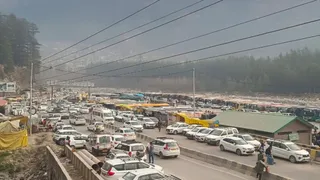 पर्यटन नगरी मनाली का वोल्वो बस स्टैंड व शहर की ओ जाने वाली सड़क। जागरण