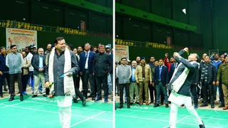 दून के बहुउद्देशीय क्रीड़ा हाल, परेड ग्राउंड में उत्तराखंड सचिवालय बैडमिंटन क्लब की ओर से आयोजित 10वीं अन्तर्विभागीय बैडमिंटन प्रतियोगिता में स्वयं बैडमिंटन खेलकर खिलाड़ियों का उत्साहवर्धन करते मुख्यमंत्री पुष्कर सिंह धामी।