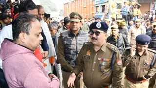 व्यापारियों से बातचीत करते पुलिस अधिकारी