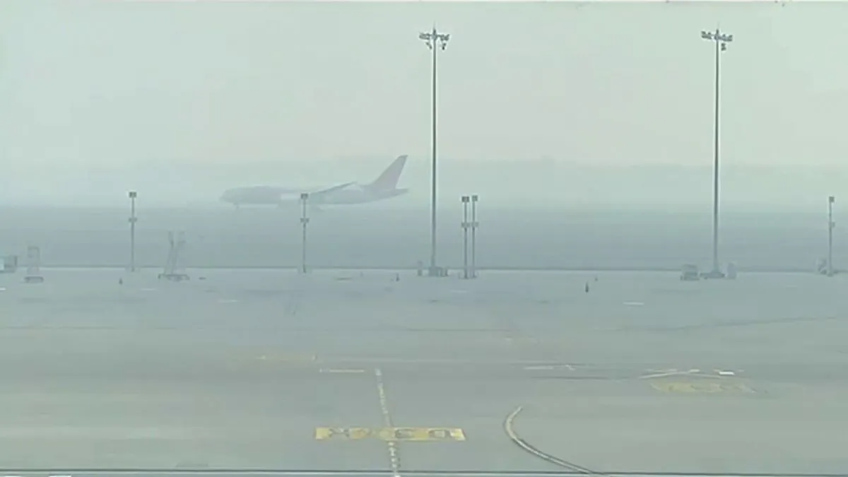 घने कोहरे ने आसमान में डाला पहरा, IGI एयरपोर्ट से उड़ान भरने वाली 129 उड़ानें रद
