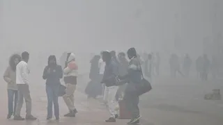 शनिवार को बढ़ी ठंड में राह में ठिठुरते दिखे दिल्लीवाले। जागरण