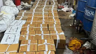 पुलिस द्वारा बरामद नकली लुब्रिकेंट तेल का भंडार व अन्य सामग्री। सौजन्य : दिल्ली पुलिस