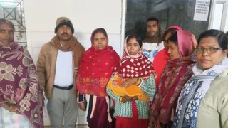 कड़ाके की ठंड में झाड़ियों में तड़पती मिली नवजात