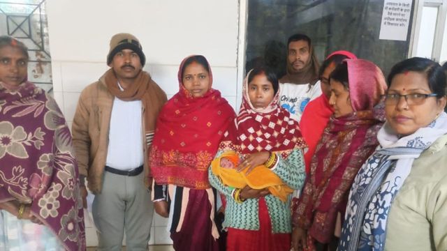 कड़ाके की ठंड में झाड़ियों में तड़पती मिली नवजात, मां की निष्ठुरता ने रुलाया, ग्रामीणों की मानवता ने बचाई जान
