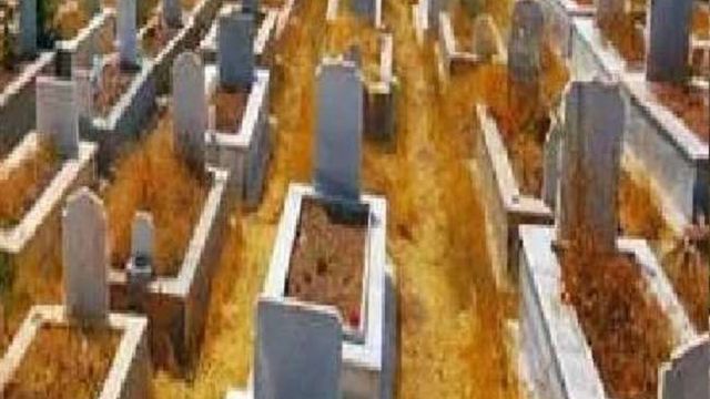 कटिहार में कब्रिस्तान की दीवार पर लिख दिया ‘धार्मिक नारा’, डीएम ने दिए जांच के निर्देश
