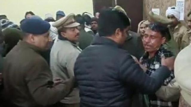 'साहब! सुनवाई नहीं हो रही, हमें मर जाने दीजिए...', कानपुर में DM के सामने छिड़का पेट्रोल; मच गया हड़कंप