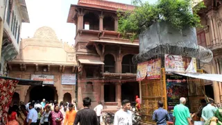 मंदिर में पहुंचे श्रद्धालु। जागरण