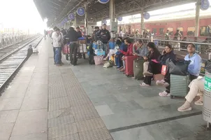 स्टेशन पर ट्रेन की प्रतीक्षा करते यात्री। जागरण