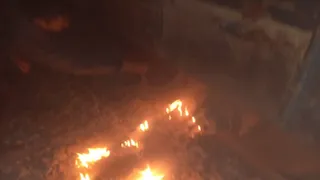 प्रयागराज में प्रयाग स्टेशन के पास रेल पटरी पर अराजकतत्वों द्वारा लगाई गई आग बुझाई जा रही। साभार : सुधी पाठक