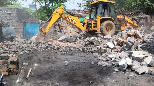 रोहतास में अतिक्रमण पर प्रशासन का कड़ा प्रहार, बुलडोजर से ध्वस्त किए अवैध निर्माण
