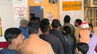 अस्पताल में लगी मरीजों की लाइन
