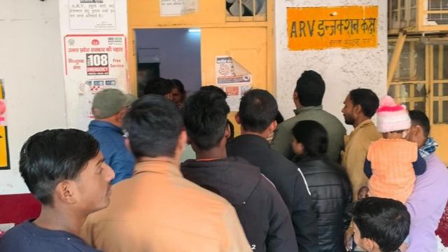 घाव से ज्यादा गहरा 'जेब का जख्म': मुरादाबाद जिला अस्पताल में सीरम खत्म, कर्ज लेकर करा रहे इलाज

