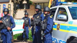 सड़क पर चल रहे लोगों पर हमलावरों ने बरसाईं गोलियां, साउथ अफ्रीका में अंधाधुंध फायरिंग में 9 की मौत