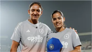 कप्तान ने सौंपी कैप।
