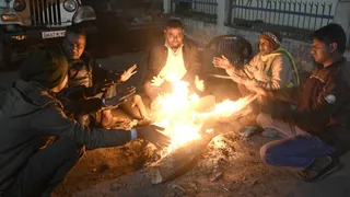 अलाव के पास बैठे लोग। जागरण