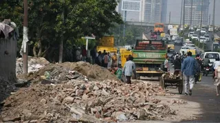 दिल्ली की सड़कों पर पड़ा मलबा। जागरण आर्काइव