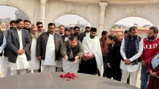 संजय सिंह ने आम आदमी पार्टी की यात्रा शुरू करने से पहले गांधी समाधि पर पुष्पांजलि अर्पित की।