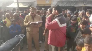 घर के पास जमा लोग और पूछताछ करती पुलिस